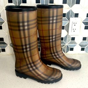 Burberry rainboots size 6 excellent condition